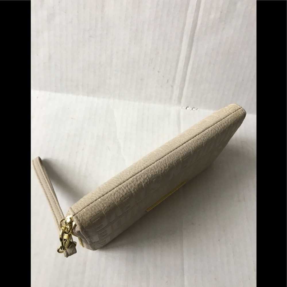 New Steve Madden Embossed Wristlet Wallet/Organizer - Picture 3 of 12